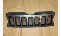 Решетка радиатора верхняя Cherokee с черными вставками (Синий Электра)