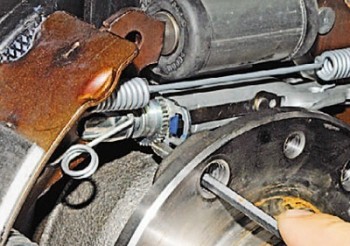 Подробный видеогайд: Замена задних тормозных колодок на Рено Логан | Автоблог Альберта | Дзен
