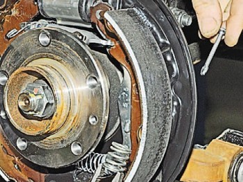Замена задних тормозных колодок Renault Duster (4*4 и 2*4)