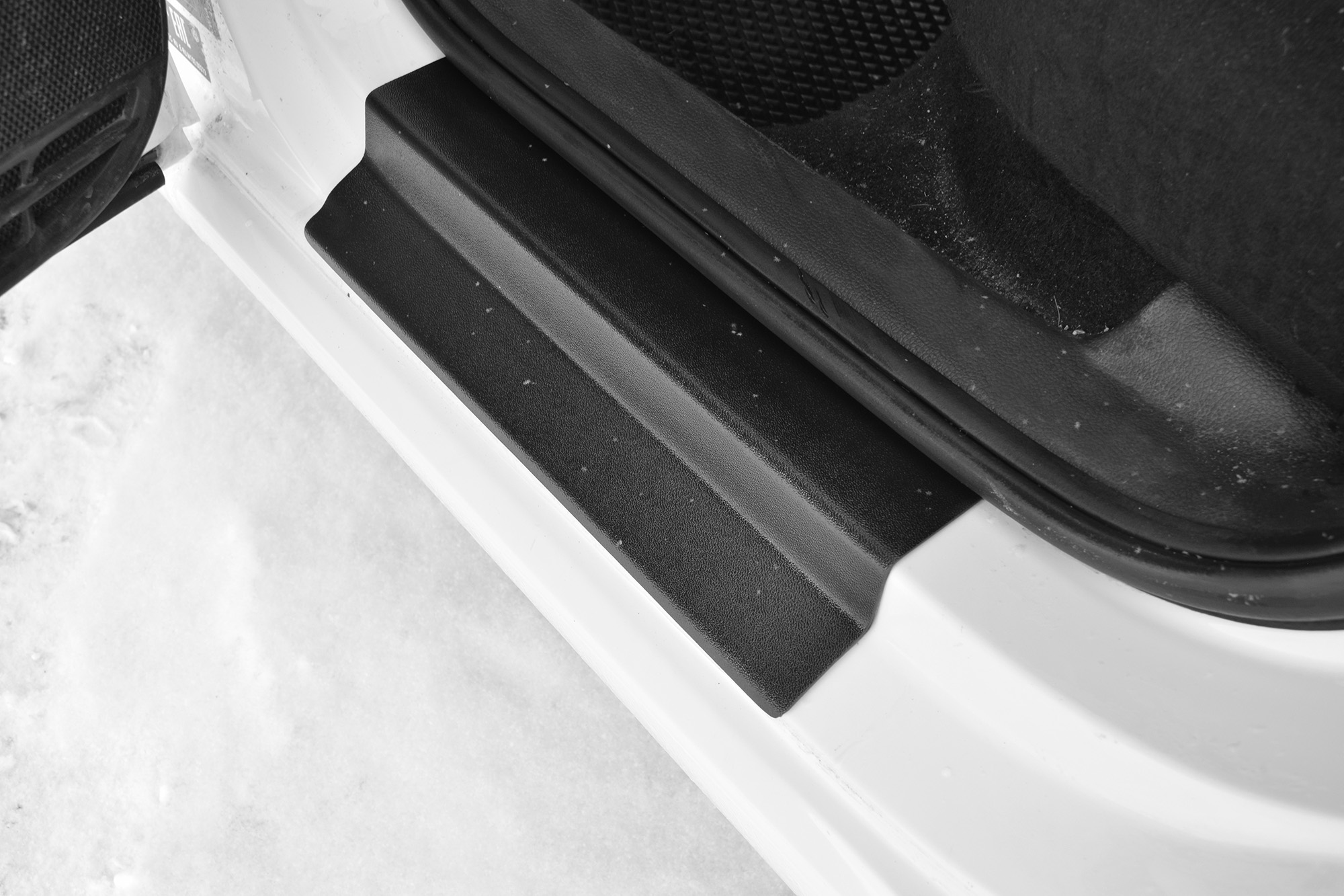 Накладка на пороги дверей Volkswagen Polo Седан 2015-2020 4шт (черное тиснение, ABS)