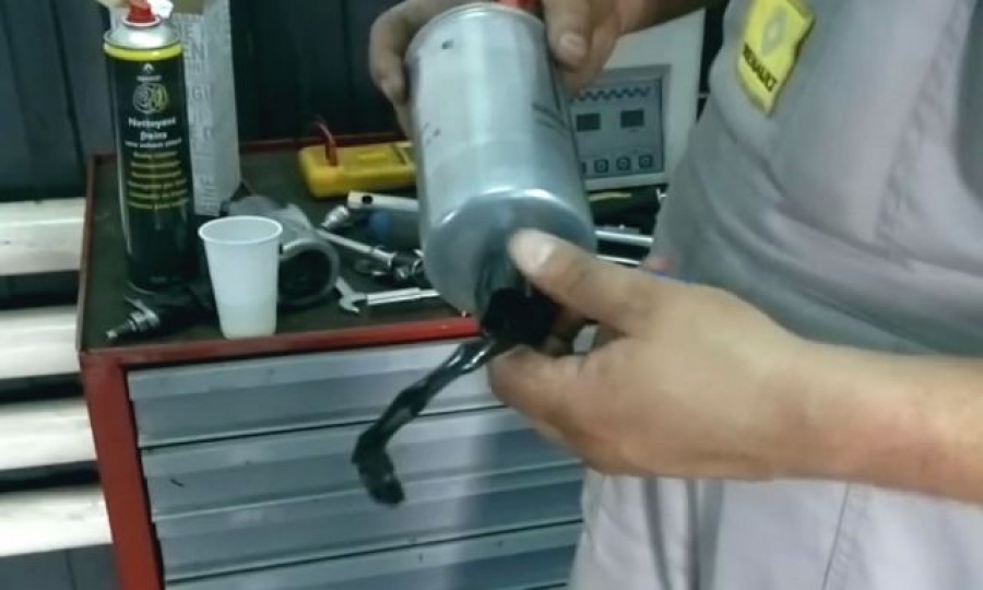 Как слить воду из топливного фильтра рено дастер дизель