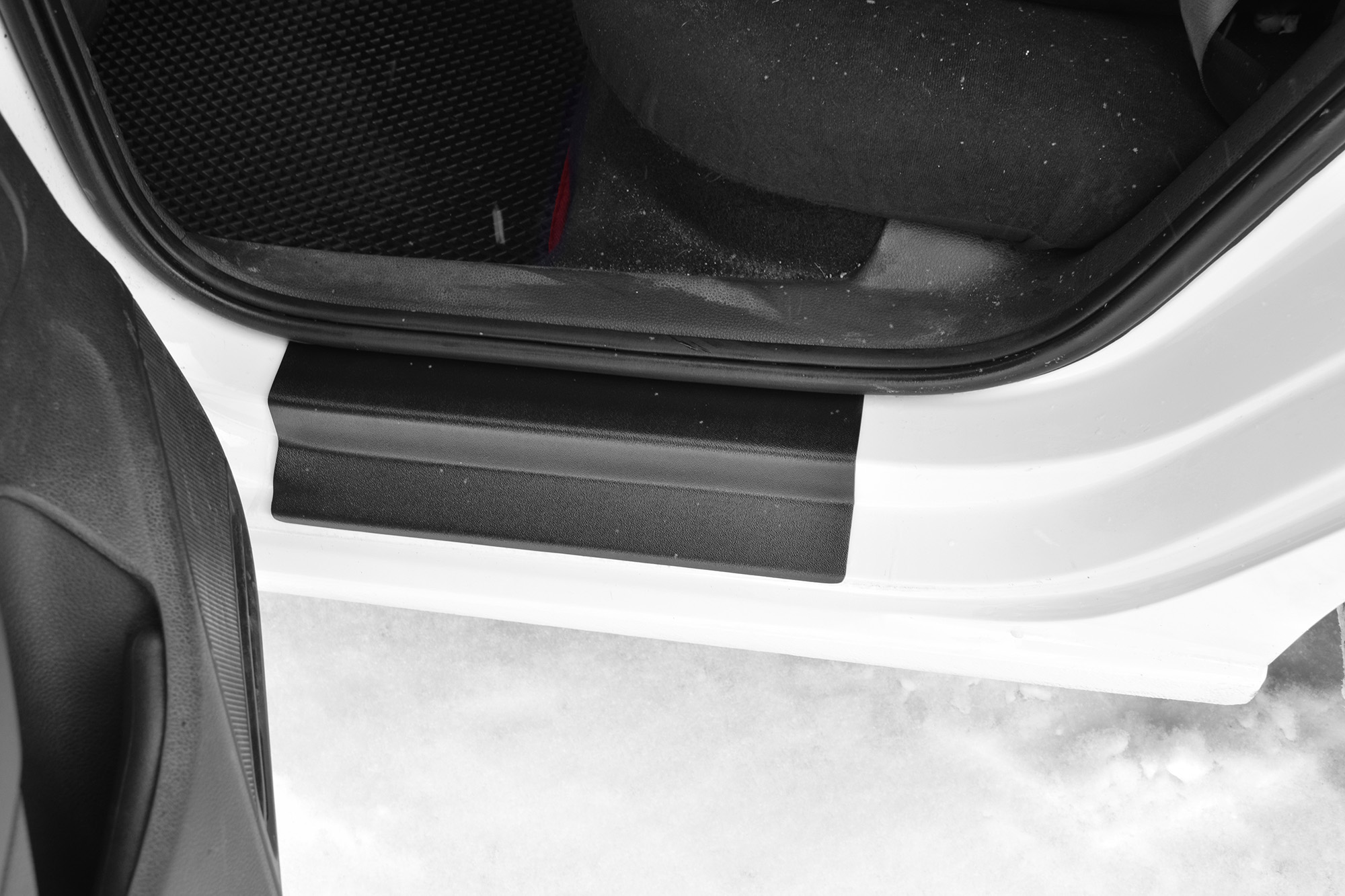 Накладка на пороги дверей Volkswagen Polo Седан 2015-2020 4шт (черное тиснение, ABS)
