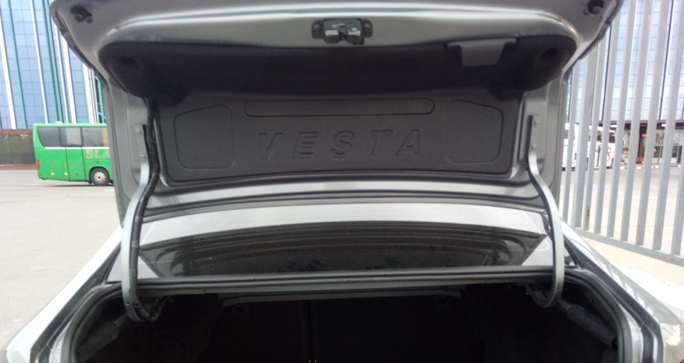 Накладка на крышку багажника с надписью Vesta