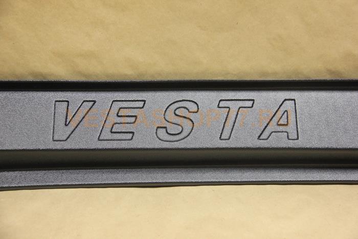 Декоративная накладка в багажник с надписью Vesta
