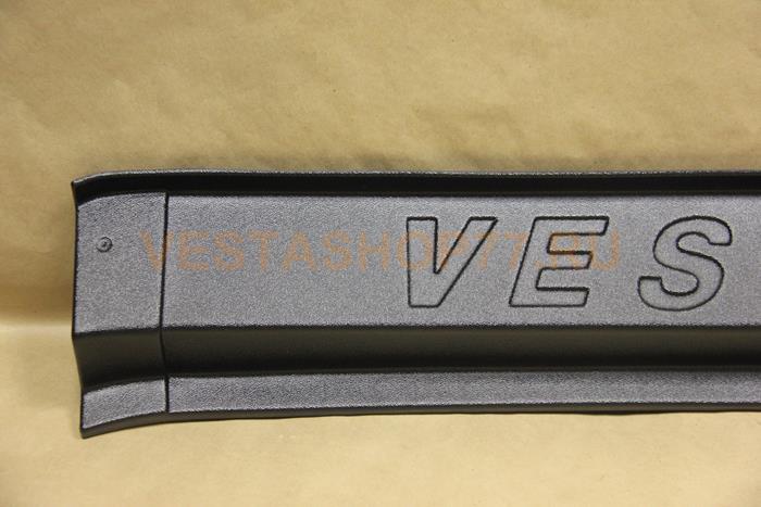 Декоративная накладка в багажник с надписью Vesta